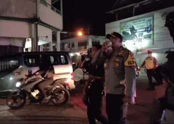 Kapolres Singkawang AKBP Prasetiyo Adhi Wibowo bubarkan warga nongkrong demi hindari sebarang COVID-19