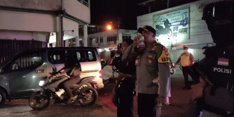 Kapolres Singkawang AKBP Prasetiyo Adhi Wibowo bubarkan warga nongkrong demi hindari sebarang COVID-19
