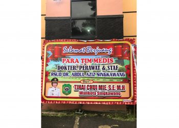 Karangan bunga bentuk dukungan kepada petugas kesehatan