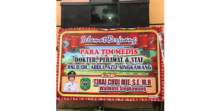 Karangan bunga bentuk dukungan kepada petugas kesehatan