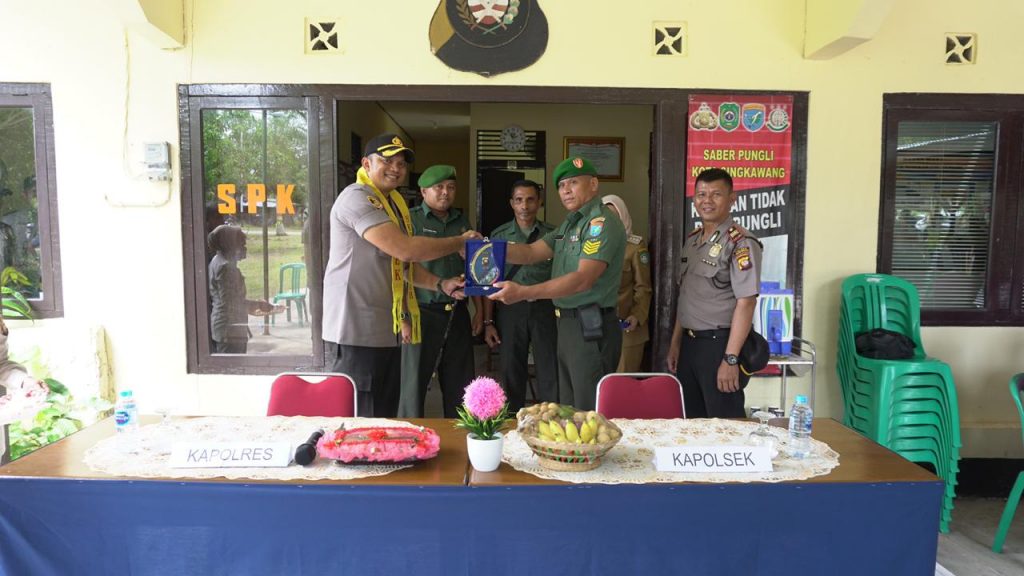 Kapolres AKBP Prasetiyo Adhi Wibowo Sambangi Polsek Singkawang Tengah