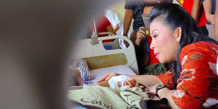 BESUK- Walikota Tjhai Chui Mie besuk dua anak luka bakar korban kebakaran