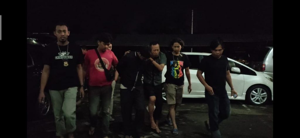 Dua tersangka pelaku pencurian dengan pemberatan digiring di Mapolres Singkawang
