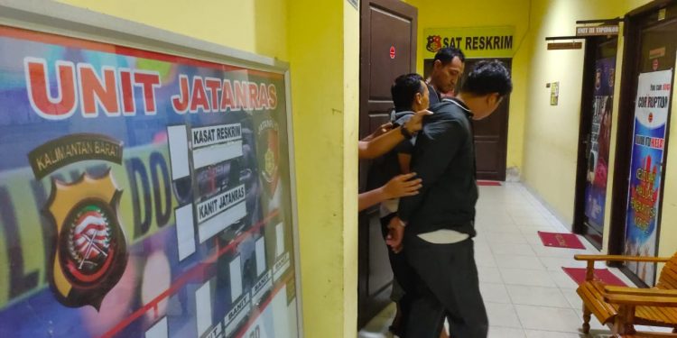 Dua tersangka pelaku pencurian dengan pemberatan digiring di Mapolres Singkawang