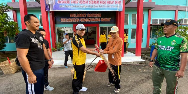 Kapolda Kalbar Irjen Sigid didampingi Kapolres Singkawang Prasetiyo Adhi Wibowo menyerahkan simbolik peralatan kebersihan kepada masyarakat