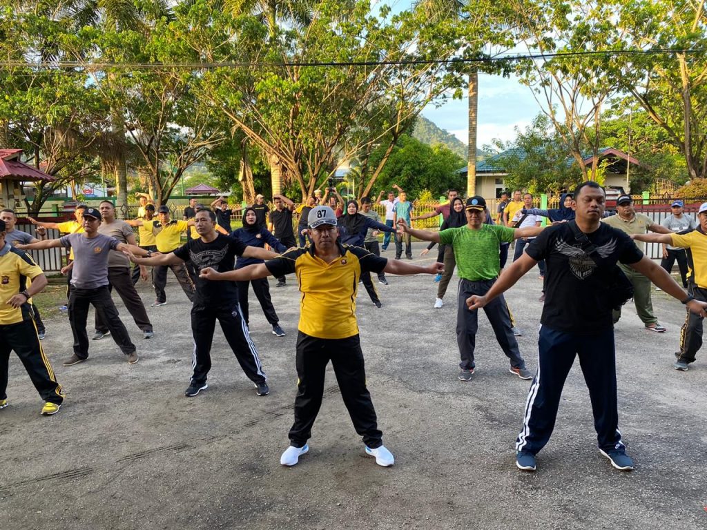 Kapolda Kalbar Irjen Sigid didampingi Kapolres Singkawang Prasetiyo Adhi Wibowo melakukan senam bersama unsur TNI, ASN dan masyarakat