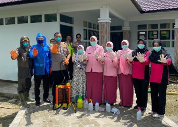 Cegah Serangan Virus, Kapolres Singkawang Pimpin Penyemprotan Disinfektan