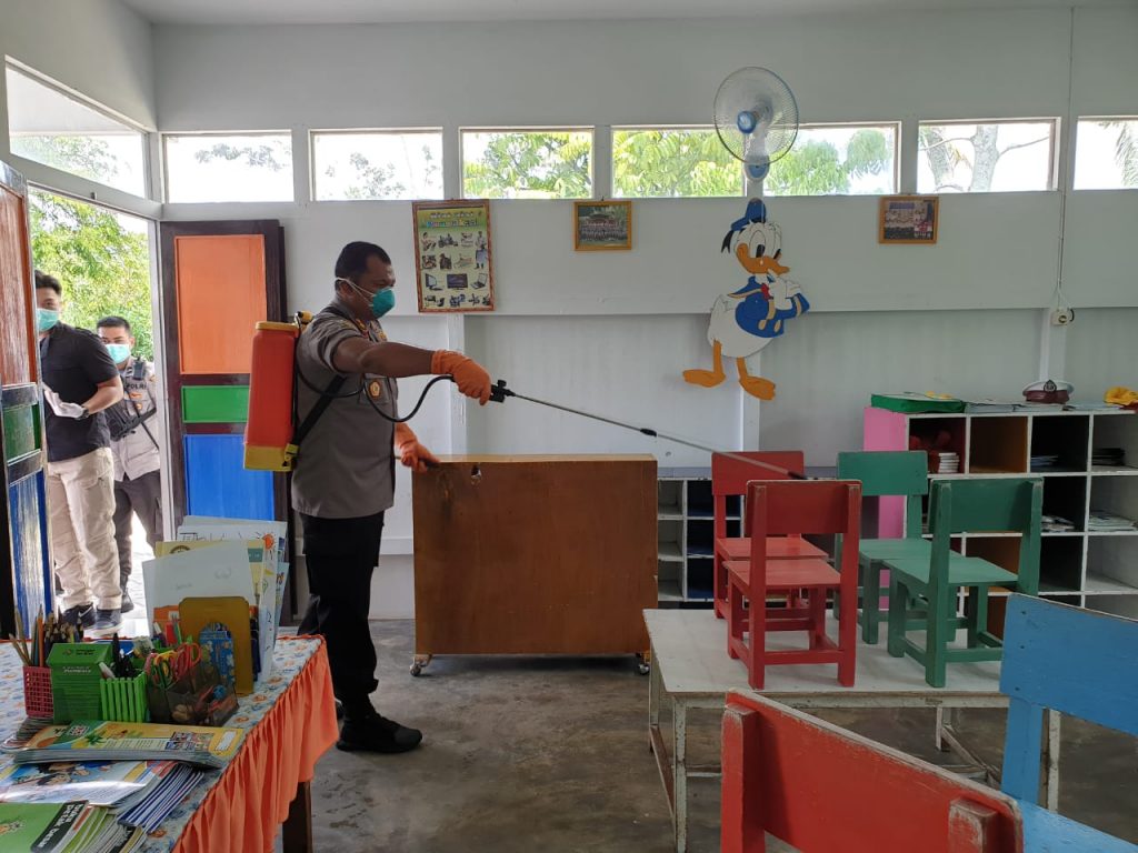 Penyemprotan Disinfektan di Lingkungan Mapolres, Kantor Bhayangkari, Satapas SIM dan TK Kemala Bhayangkari