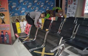 Social Distancing diterapkan dilokasi-lokasi pelayanan publik Polres Singkawang