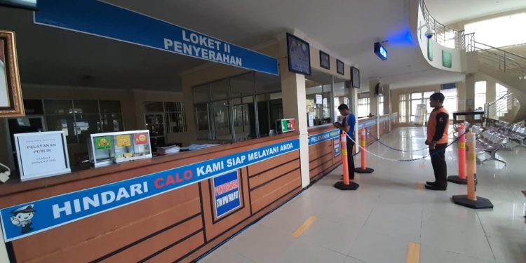 Social Distancing diterapkan dilokasi-lokasi pelayanan publik Polres Singkawang