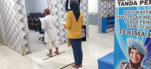 Social Distancing diterapkan dilokasi-lokasi pelayanan publik Polres Singkawang