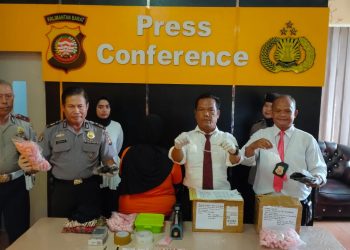 Seorang tersangka ibu rumah tangga dan barang bukti saat dihadapkan pers rilis di Mapolres Singkawang