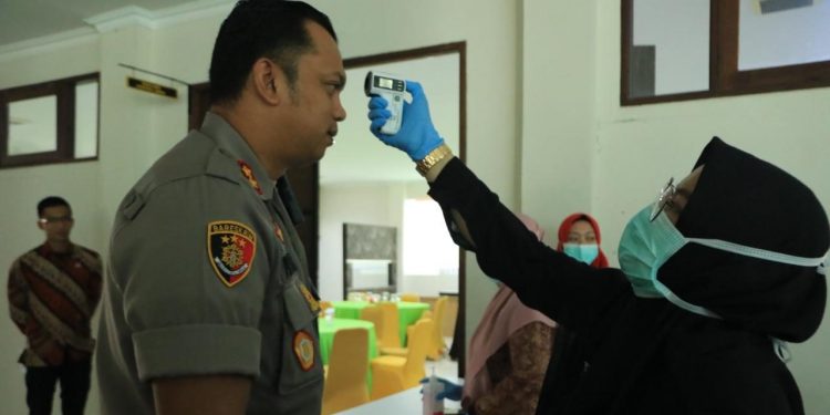 Kapolres Singkawang AKBP Prasetiyo Adhi Wibowo diperiksa suhu tubuhnya oleh petugas kesehatan