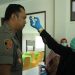 Kapolres Singkawang AKBP Prasetiyo Adhi Wibowo diperiksa suhu tubuhnya oleh petugas kesehatan