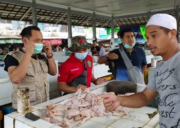 Satgas Pangan yang dipimpin Kasatreskrim AKP Tri Prasetiyo dan Kadisperindag Muslimin Sidak Pasar