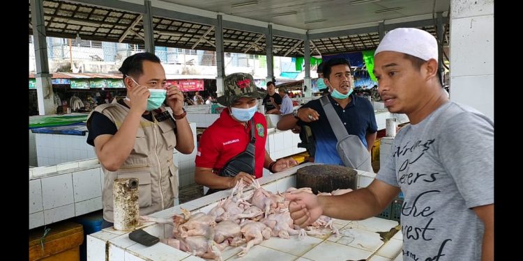 Satgas Pangan yang dipimpin Kasatreskrim AKP Tri Prasetiyo dan Kadisperindag Muslimin Sidak Pasar