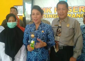 Walikota Singkawang dan civitas akademika SMKN 2 Singkawang
