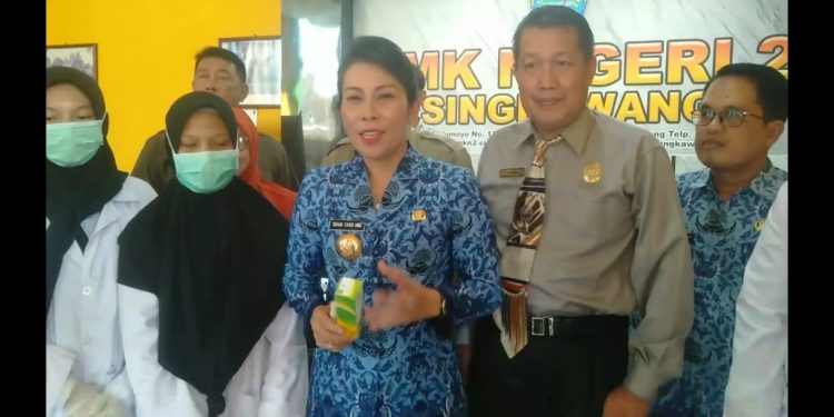 Walikota Singkawang dan civitas akademika SMKN 2 Singkawang