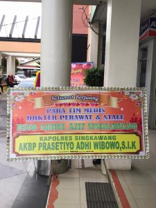 Karangan bunga bentuk dukungan kepada petugas kesehatan