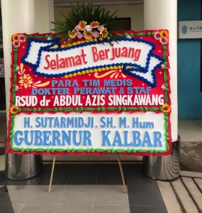 Karangan bunga bentuk dukungan kepada petugas kesehatan