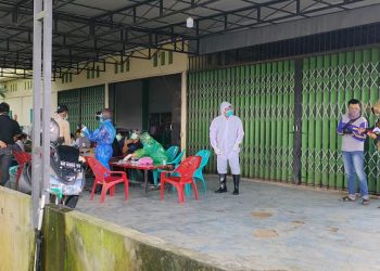 Tim kesehatan yang terdiri dari Dokkes Polres Singkawang dan Puskesmas Singkawang Utara mengecek kesehatan warga yang baru pulang dari Serikin