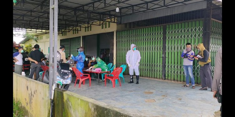 Tim kesehatan yang terdiri dari Dokkes Polres Singkawang dan Puskesmas Singkawang Utara mengecek kesehatan warga yang baru pulang dari Serikin