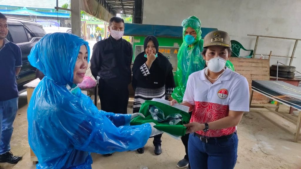 Walikota Singkawang menyerahkan APD kepada petugas kesehatan Puskesmas Singkawang Utara