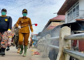 Walikota Singkawang Tjhai Chui Mie memimpin penyemprotan pasar di Kota Singkawang