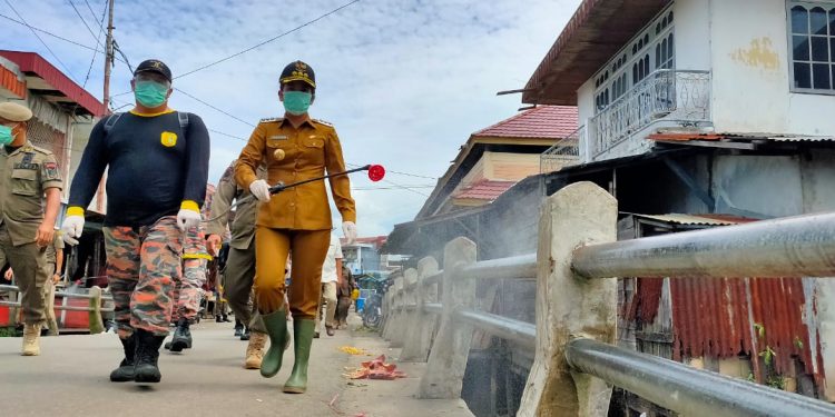 Walikota Singkawang Tjhai Chui Mie memimpin penyemprotan pasar di Kota Singkawang