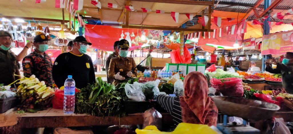Walikota Singkawang Tjhai Chui Mie memimpin penyemprotan pasar di Kota Singkawang, Iapun berdialog dengan pedagang terkait wabah Covid-19 yang harus diantisipasi semua elemen masyarakat