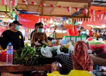 Walikota Singkawang Tjhai Chui Mie memimpin penyemprotan pasar di Kota Singkawang, Iapun berdialog dengan pedagang terkait wabah Covid-19 yang harus diantisipasi semua elemen masyarakat