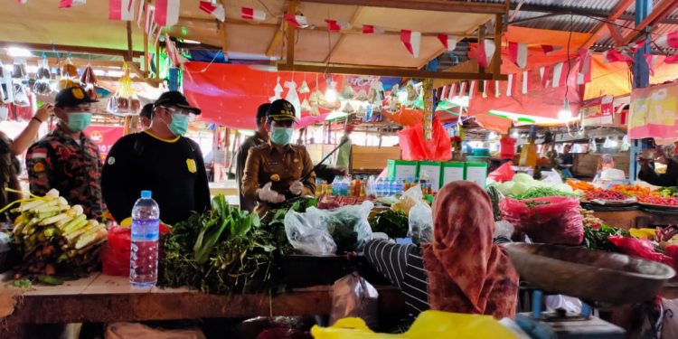 Walikota Singkawang Tjhai Chui Mie memimpin penyemprotan pasar di Kota Singkawang, Iapun berdialog dengan pedagang terkait wabah Covid-19 yang harus diantisipasi semua elemen masyarakat