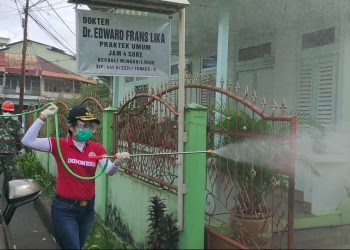 Walikota Singkawang Tjhai Chui Mie memimpin penyemprotan massal dikota singkawang