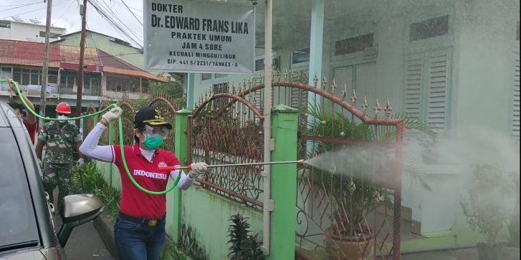 Walikota Singkawang Tjhai Chui Mie memimpin penyemprotan massal dikota singkawang