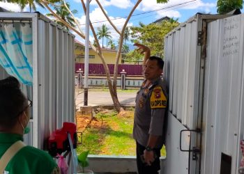 Kapolres Singkawang AKBP Prasetiyo Adhi Wibowo mengecek dua bilik disinfektan sumbangan netizen
