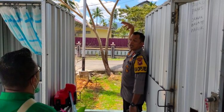 Kapolres Singkawang AKBP Prasetiyo Adhi Wibowo mengecek dua bilik disinfektan sumbangan netizen