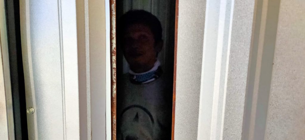 Pengunjung Polres Singkawang  didalam bilik disinfektan hibah netizen