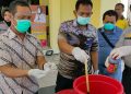 Kasatnarkoba Polres Singkawang Iptu Robert Damanik bersama Kepala BNN Kota Singkawang dan Kasubag Humas Polres AKP Marwin