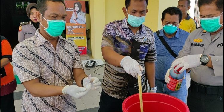 Kasatnarkoba Polres Singkawang Iptu Robert Damanik bersama Kepala BNN Kota Singkawang dan Kasubag Humas Polres AKP Marwin