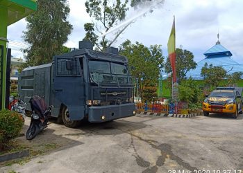 Water Canon Polres Singkawang Semprotkan Disinfektan di Ponpes Ushuluddin Singkawang
