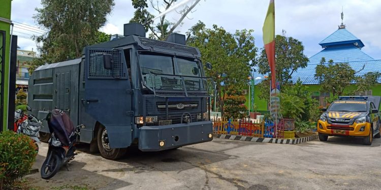 Water Canon Polres Singkawang Semprotkan Disinfektan di Ponpes Ushuluddin Singkawang