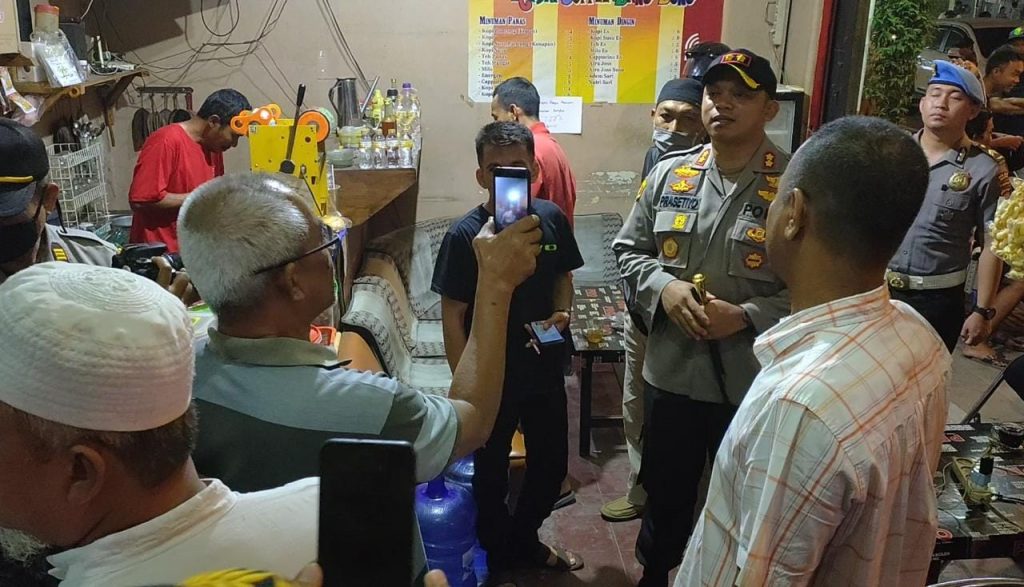 Kapolres Singkawang AKBP Prasetiyo Adhi Wibowo saat menegur keras pemilik warkop simpang patutng polisi