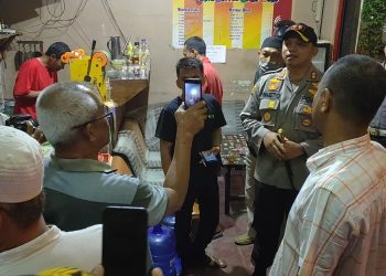 Kapolres Singkawang AKBP Prasetiyo Adhi Wibowo saat menegur keras pemilik warkop simpang patung polisi