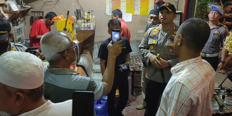 Kapolres Singkawang AKBP Prasetiyo Adhi Wibowo saat menegur keras pemilik warkop simpang patung polisi
