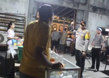 Kapolres Singkawang AKBP Prasetiyo Adhi Wibowo saat menegur keras pemilik warkop jambol depan masjid raya Singkawang