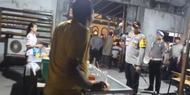 Kapolres Singkawang AKBP Prasetiyo Adhi Wibowo saat menegur keras pemilik warkop jambol depan masjid raya Singkawang