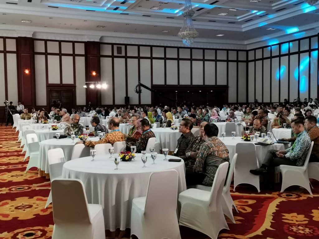 Walikota Singkawang, Tjhai Chui Mie didaulat menjadi salah satu narasumber pada Outlook KPBU 2020