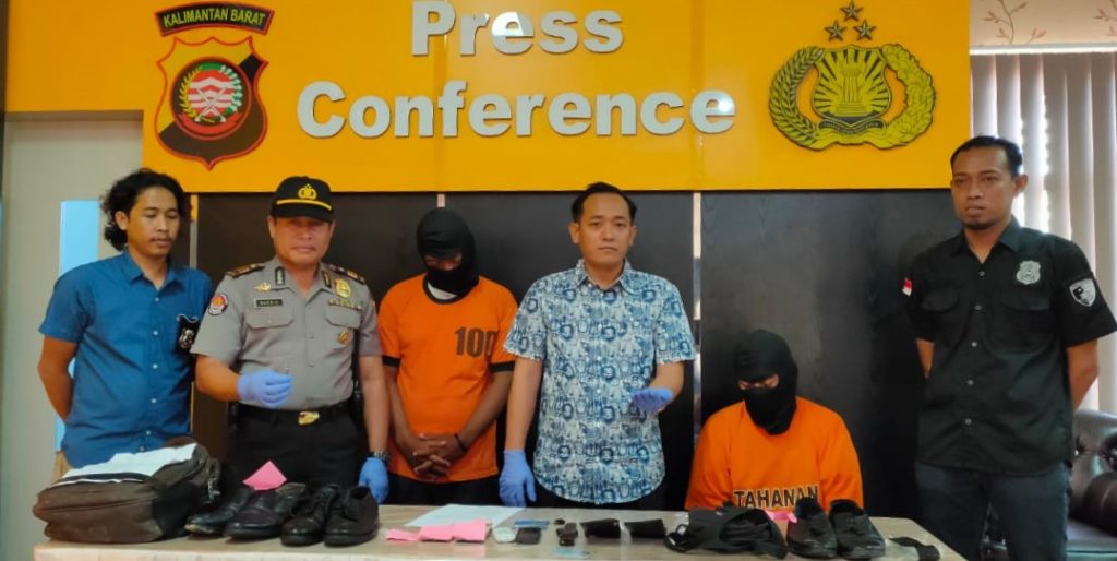 Kasatreskrim AKP Tri Prasetiyo didampingi Kasubag Humas AKP Marwin saat ekspose dua pelaku curat