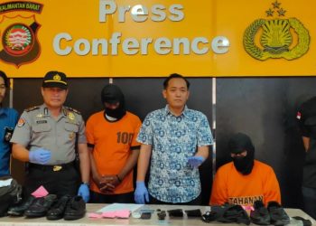 Kasatreskrim AKP Tri Prasetiyo didampingi Kasubag Humas AKP Marwin saat ekspose dua pelaku curat