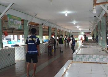 Jukir semprotkan disinfektan